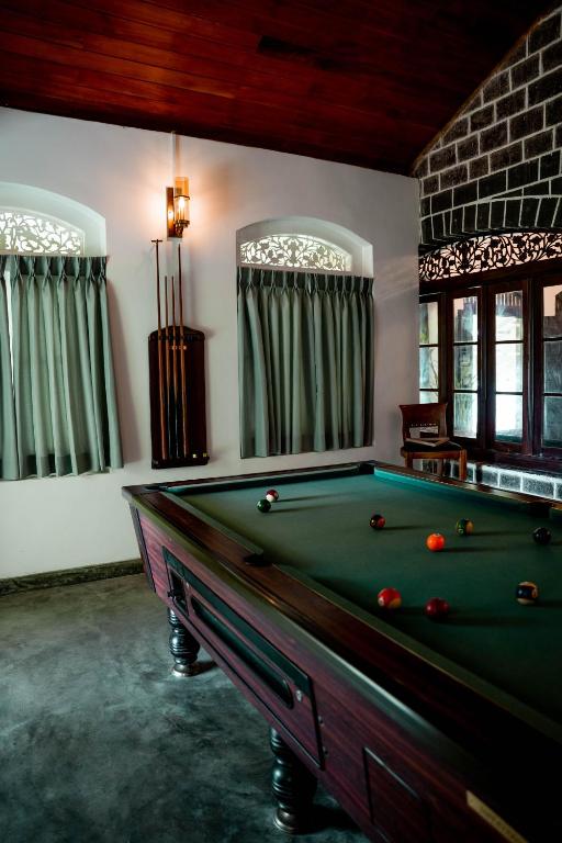 Play Billiards
